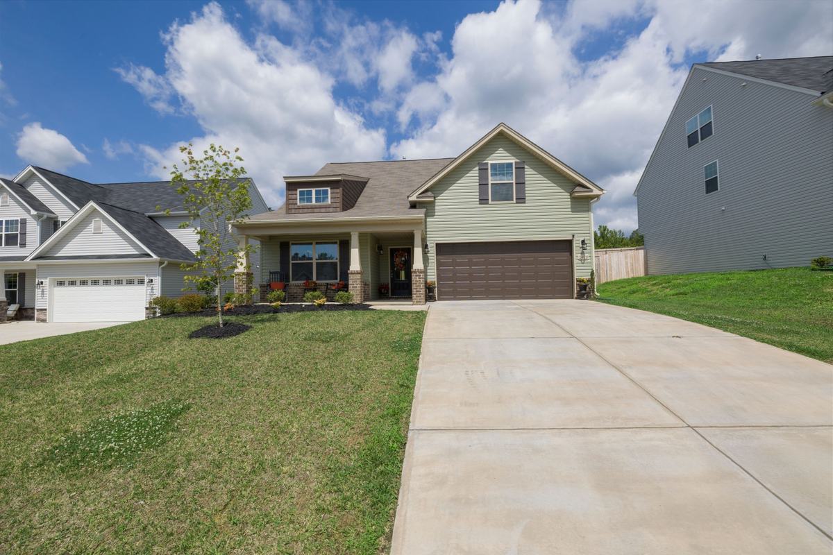Mortgage Rates Edge Lower, But Buyers Are Still Holding Back